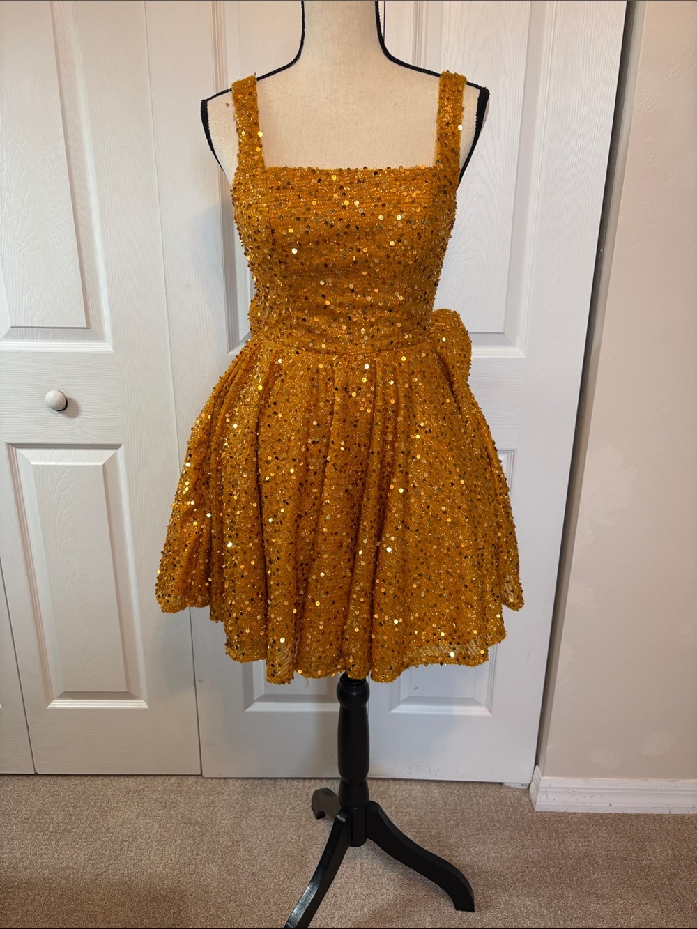 NWT Gold Sequin Mini Party Dress w/ Removable Back Bow - Corset Back - Size 4.